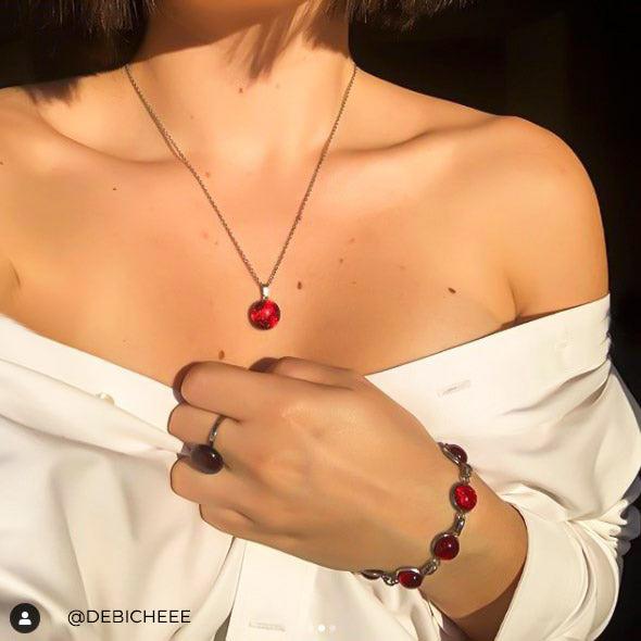 RING RED RUBY | HEART | REFLET[proRING RED RUBYduct_vendor]MicrocosmosPRODUCT INFORMATION
Exclusive Microcosmoses Glass Reflet™
Base: Sterling Silver 925 or Stainless Steel 
Bead size length: 18 mm / 0.7" |  width: 13 mm / 0.5"
FreeRINGS GLASS REFLET